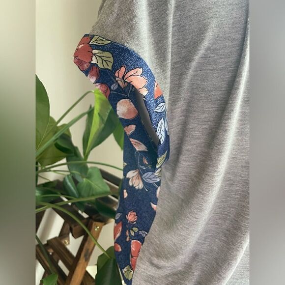Floral front tie and gray top - Picture 4 of 7
